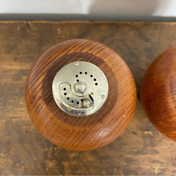 Vintage wooden Apple shakers pepper grinder and salt shaker - Picture 6 of 9